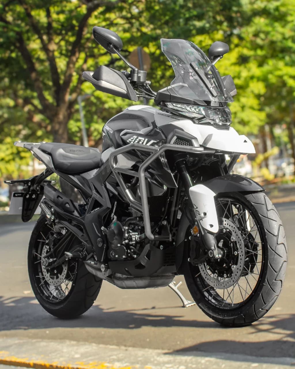 Zontes T350X branca, vista de três quartos pela frente